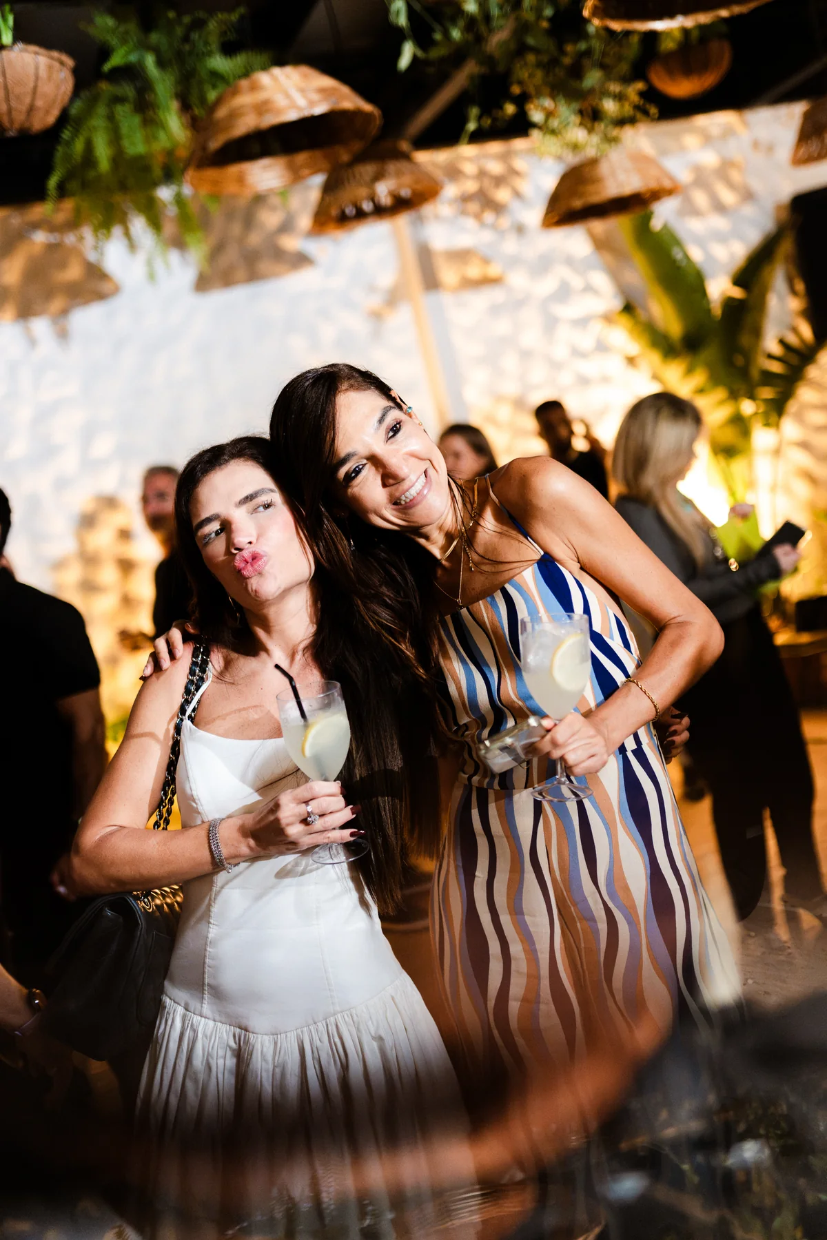 Renata, de branco, posa com uma amiga no Spesso
