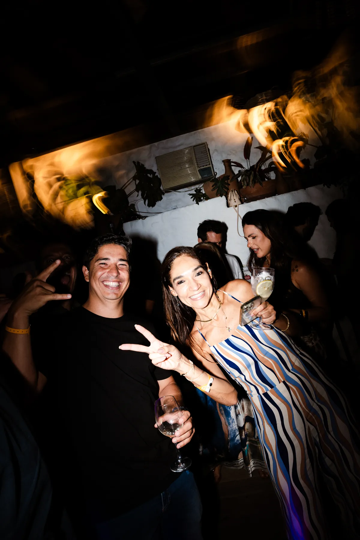 Ricardo posa com amiga